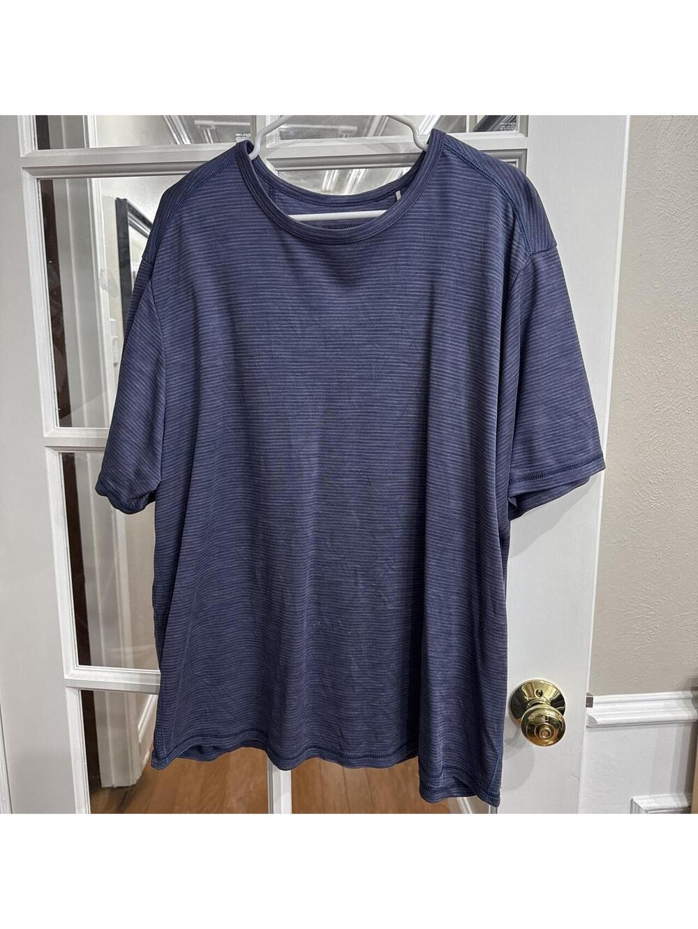 Tommy Bahama Men's Blue and Navy Tshirt